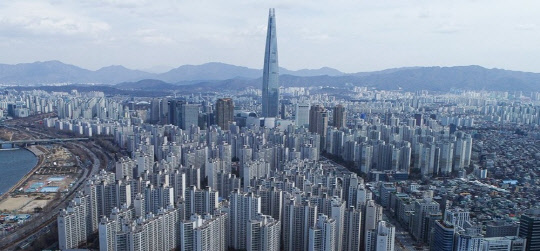 서울 아파트값이 코로나와 보유세 후폭풍으로 본격적으로 하락장에 진입했다. 코로나 영향이 장기화하면 매물이 더 늘면서 가격 하락세가 이어질 전망이다. 사진은 서울 송파구 일대의 아파트단지 모습.<연합뉴스>